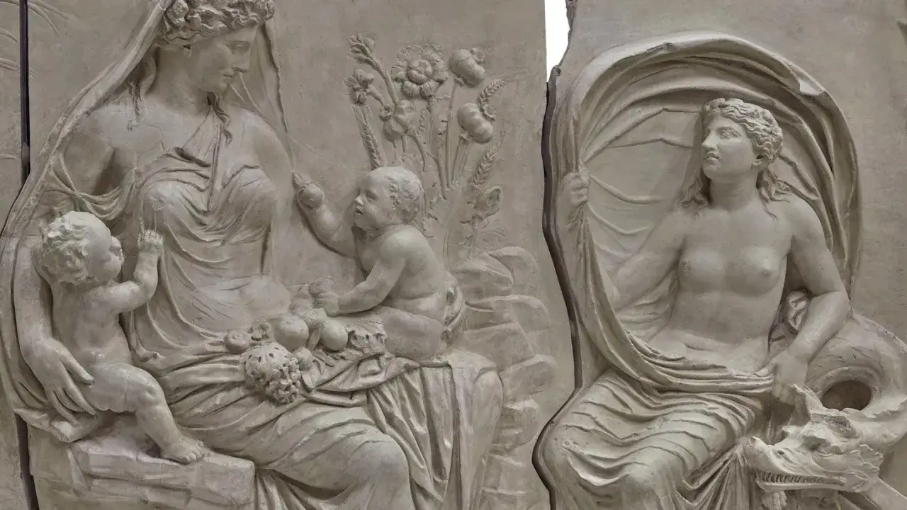 Bas-relief de l'autel de la paix d'Auguste : une femme voil&eacute;e et des enfants, &agrave; c&ocirc;t&eacute; d'une femme nue et d'un monstre marin.