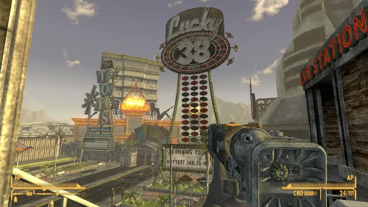 Widok na Las Vegas z gry Fallout: New Vegas PCR. Widać kasyno Lucky 38 i The Tops.