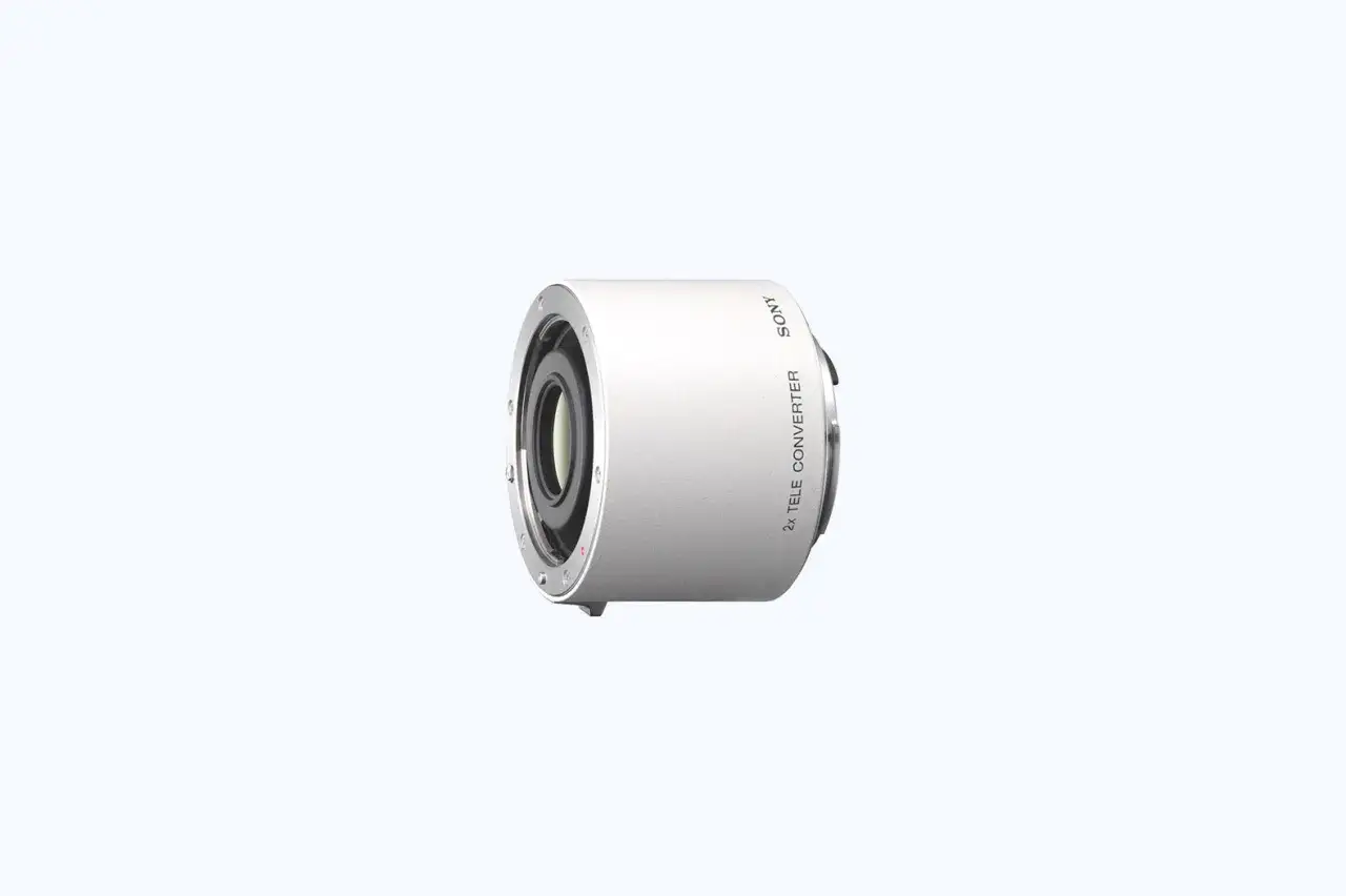 Biały telekonwerter Sony E 2x, gotowy do podwojenia zasięgu Twojego obiektywu.