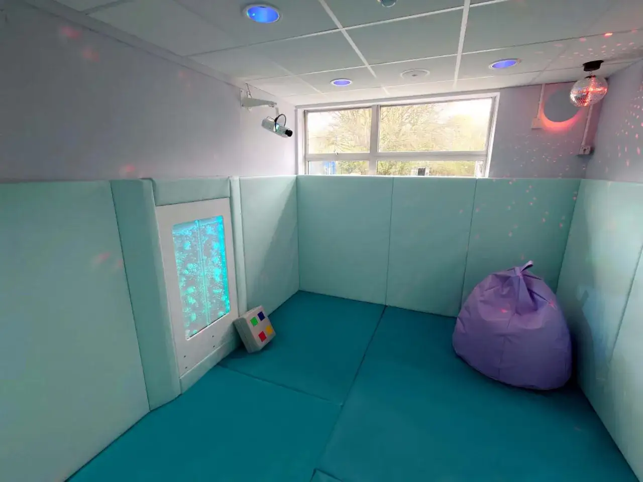 Rustige zintuigkamer met bubbelwand, zitzak en zachte wanden, ideaal voor een overprikkeld zenuwstelsel.