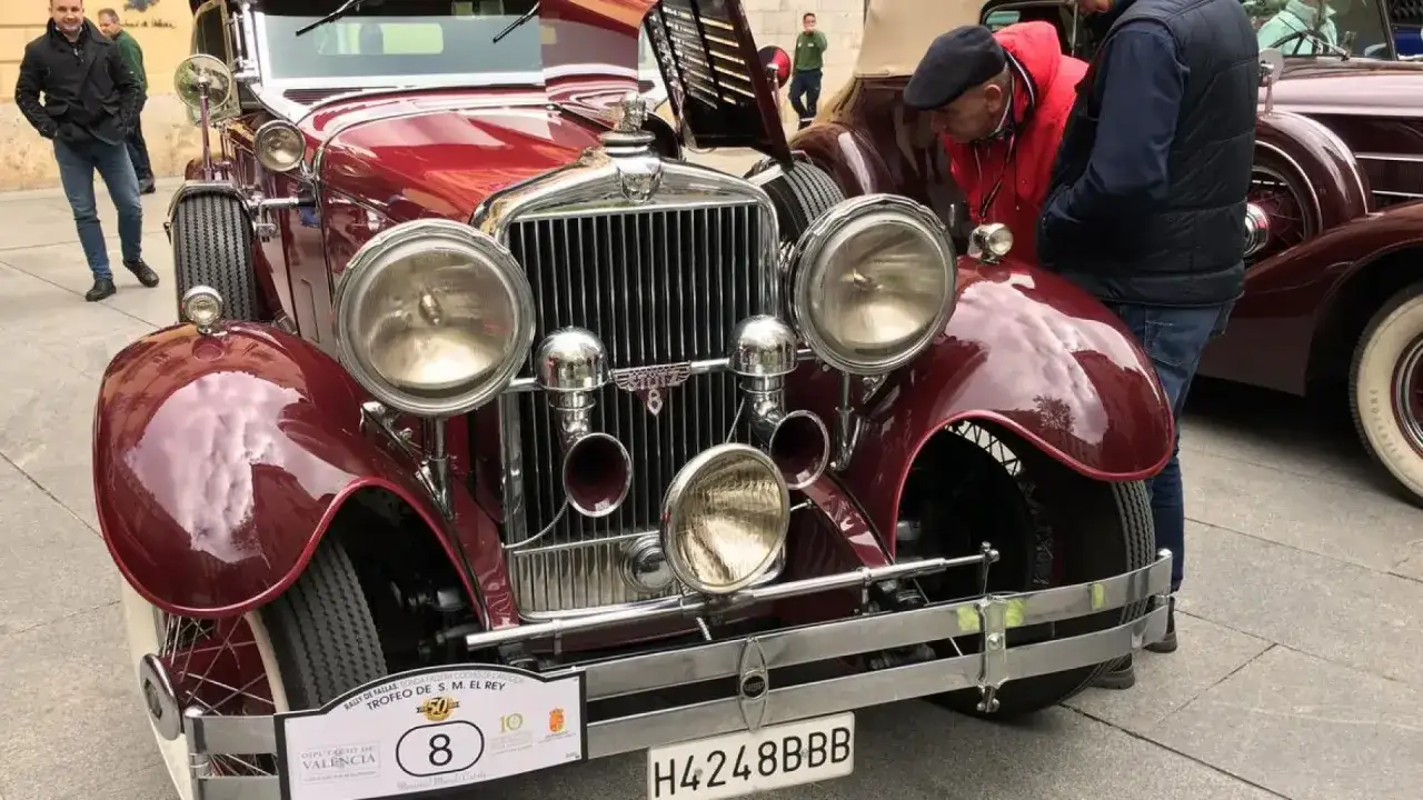 Coche histórico Stutz de 1929, con su radiador cromado y faros redondos. ¿Cuántos años tiene este clásico?