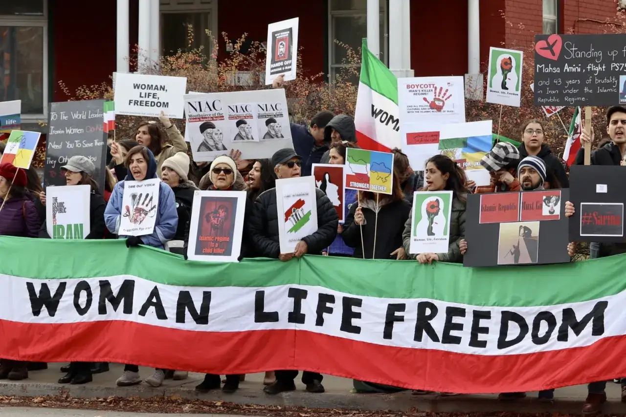 Menschen demonstrieren für ein freies Iran mit Schildern wie