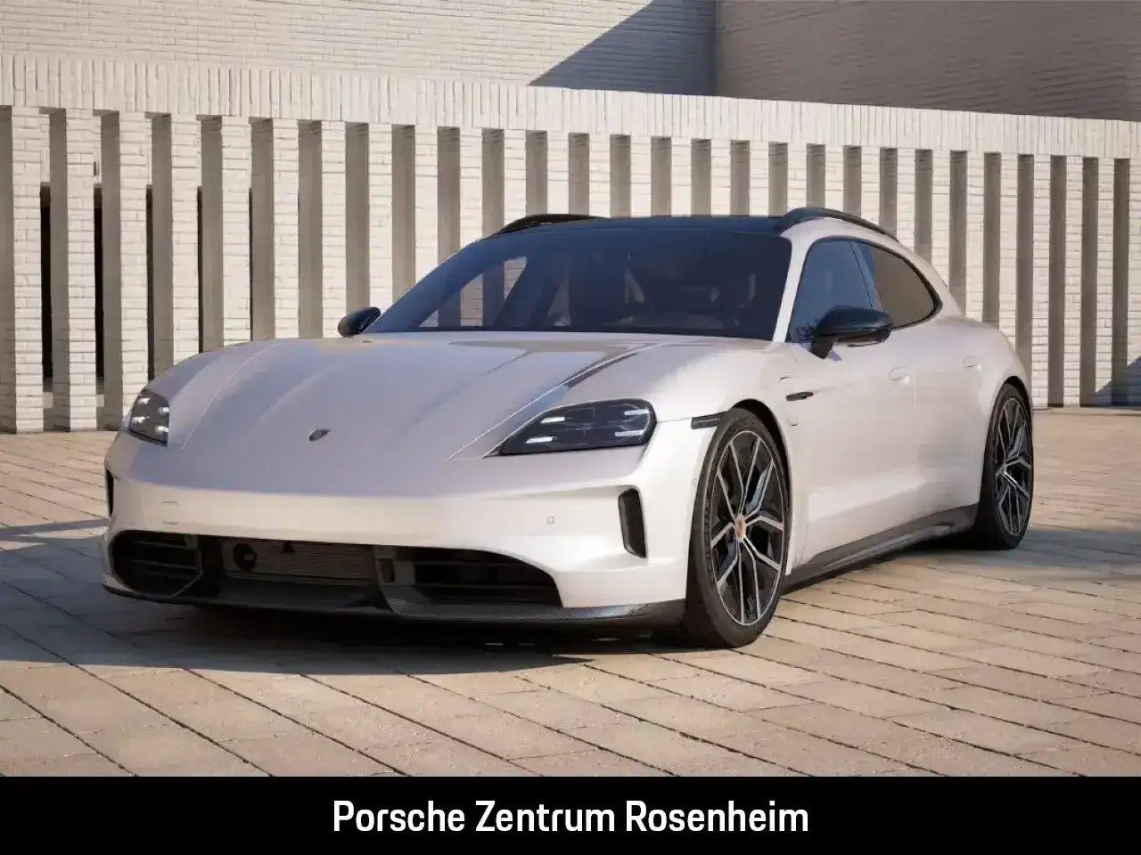 Biały Porsche Taycan Cross Turismo na tle nowoczesnej architektury. Sprawdź, jaka jest porsche taycan cena.