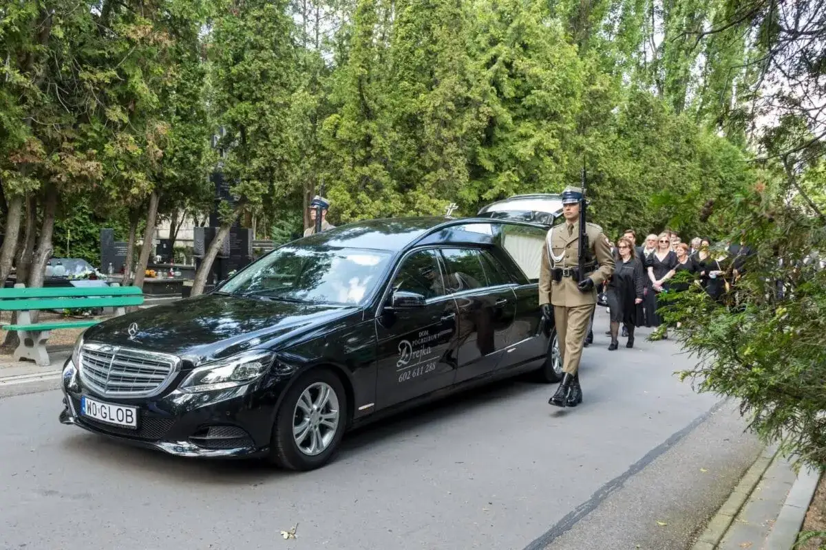 Uroczystość pogrzebowa. Karawan i żołnierze asystują konduktowi. Zastanawiasz się, ile kosztuje sprowadzenie zwłok z Anglii?