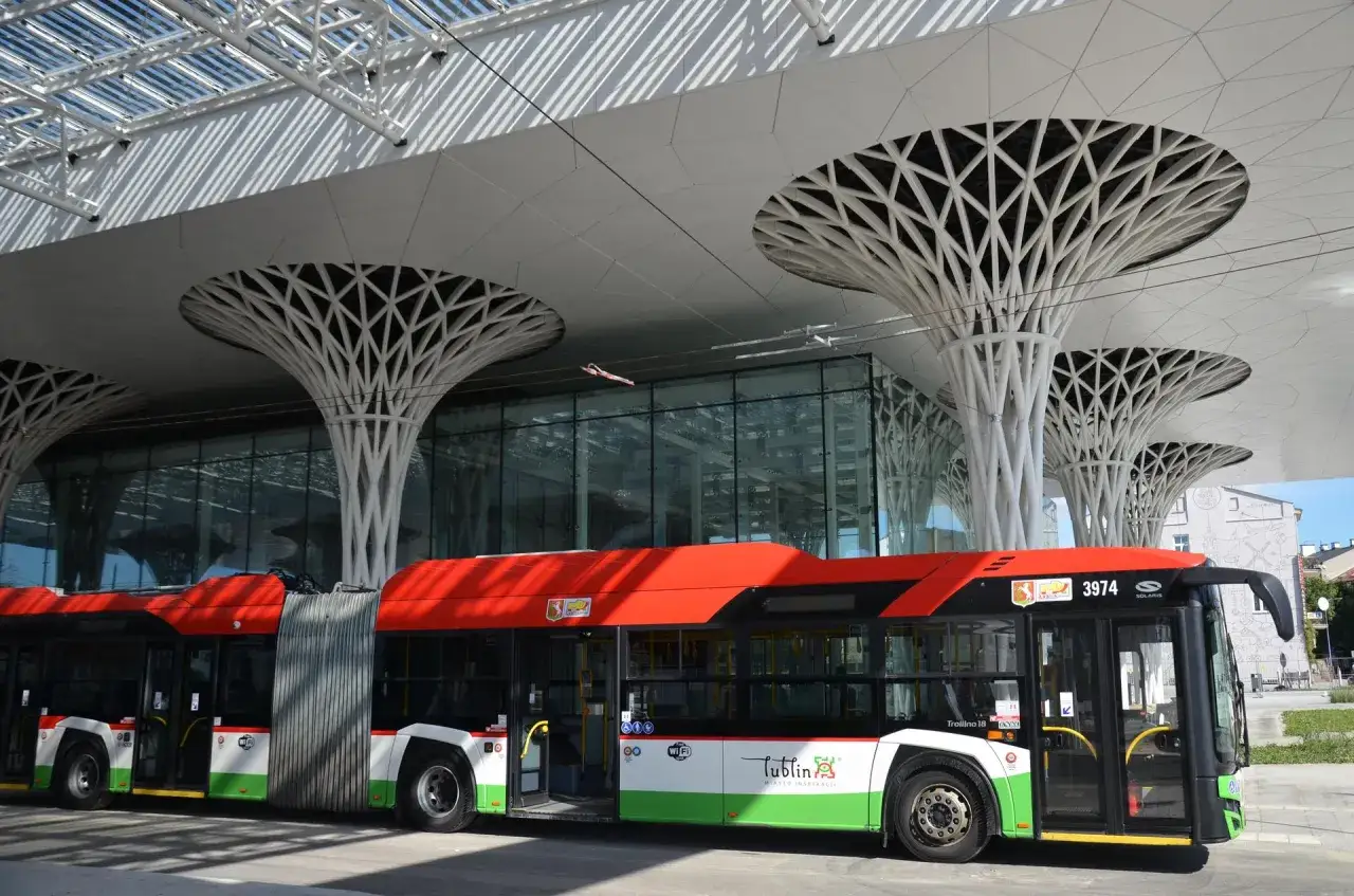 Autobus miejski w Lublinie pod nowoczesną wiatą. Szukasz informacji, jak dojechać do Lublina? Ten pojazd to środek transportu po mieście.