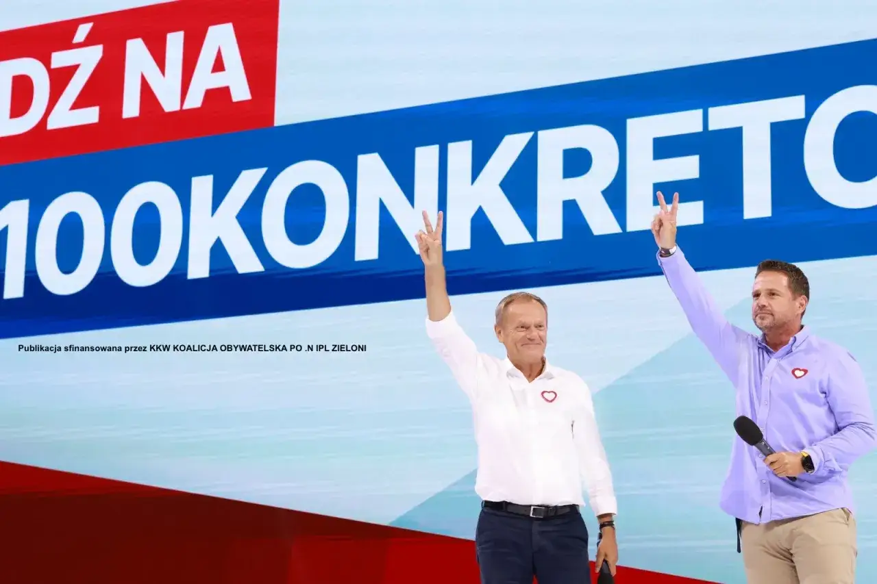 Dwóch mężczyzn na tle napisu