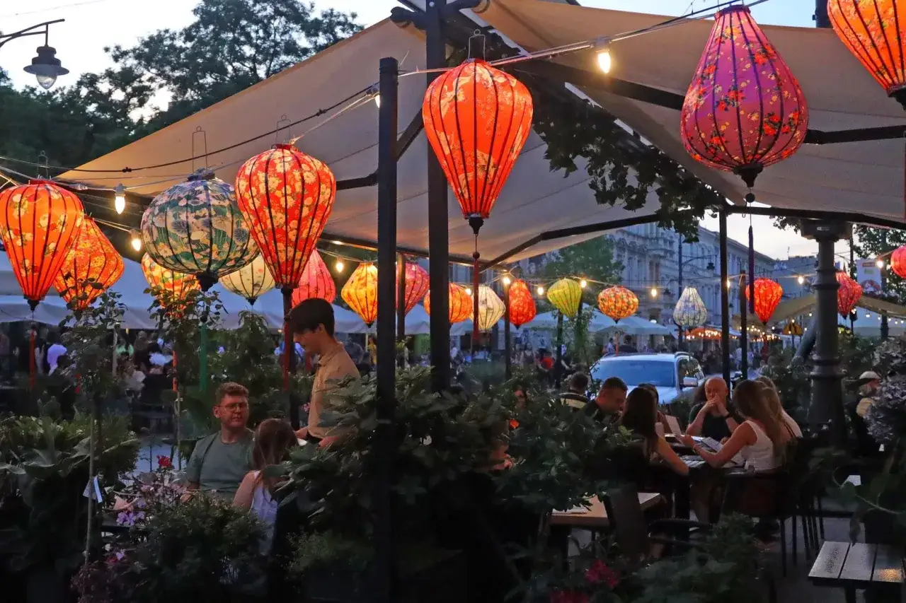 Kolorowe lampiony nad stolikami restauracji na ul. Piotrkowskiej w Łodzi tworzą magiczny klimat.