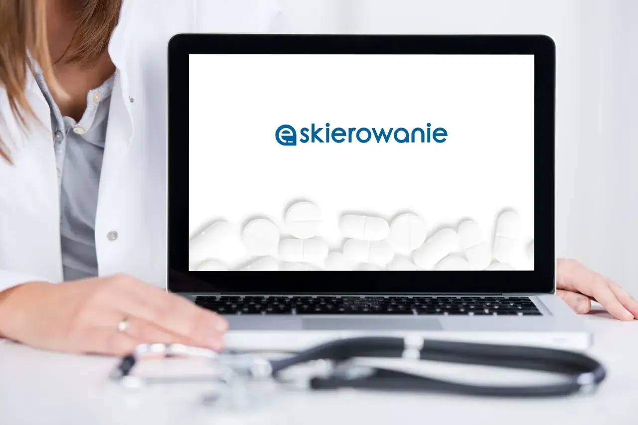 Lekarz wystawia e-skierowanie na komputerze