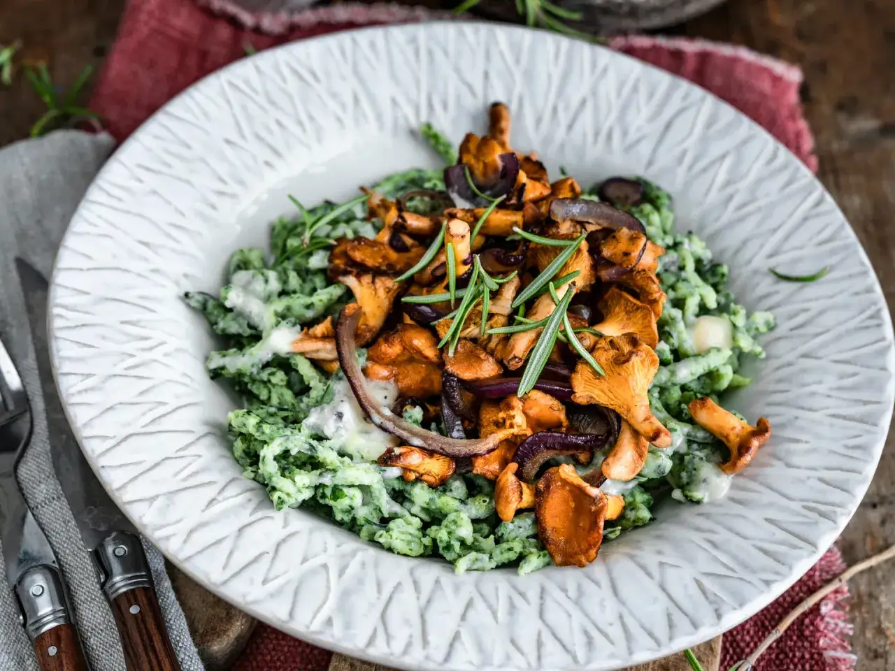Herzhaftes Gericht mit gr&uuml;nen Sp&auml;tzle, gebratenen Pfifferlingen, roten Zwiebeln und Rosmarin. Ein k&ouml;stliches Pfifferlinge Rezept.