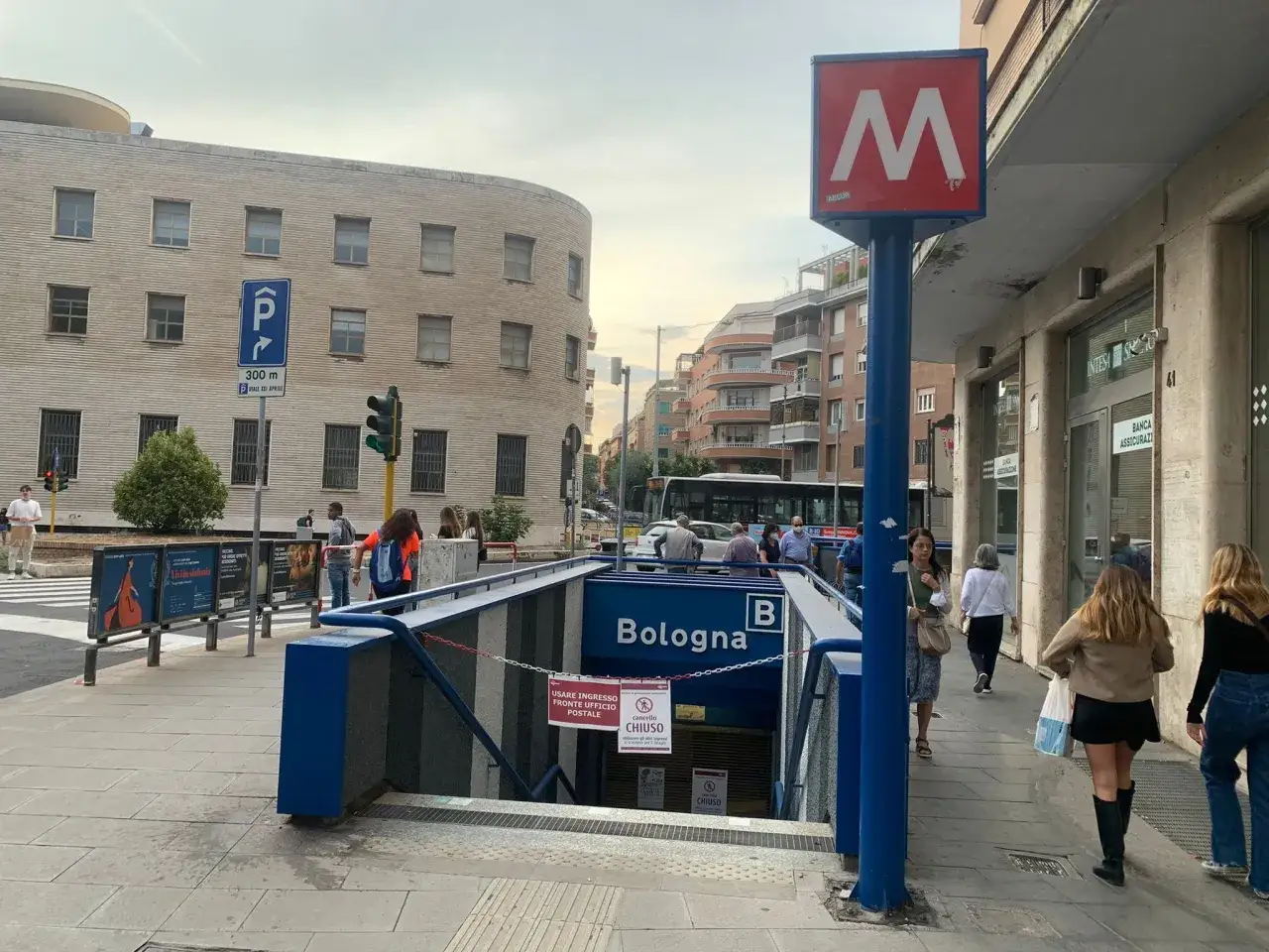 Ingresso della metro Bologna a Roma, con il classico simbolo 