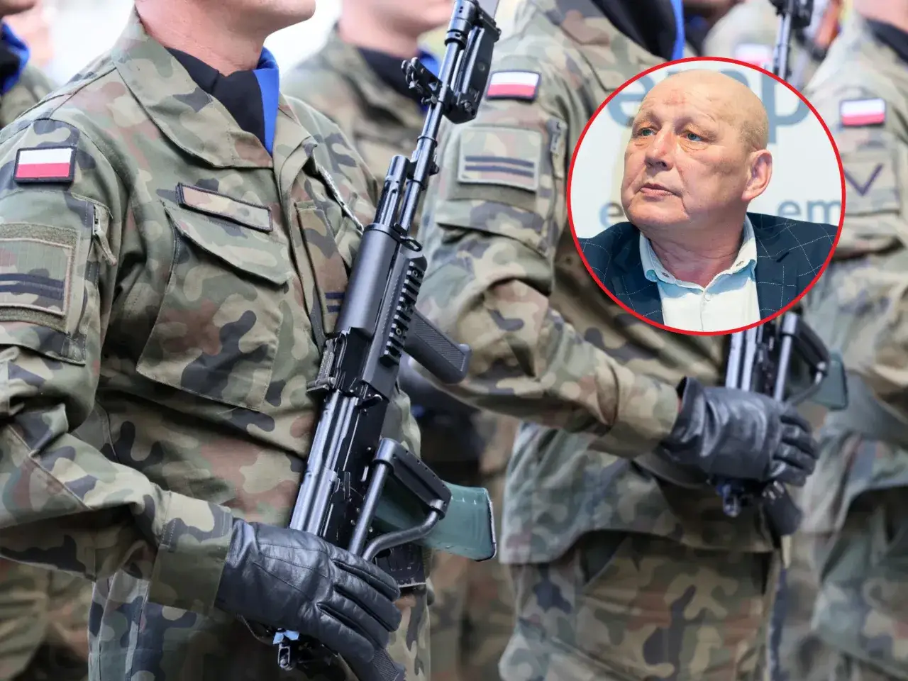 Żołnierze w mundurach z polską flagą, w tle wizerunek mężczyzny, którego przepowiednie Jackowskiego najnowsze budzą emocje.