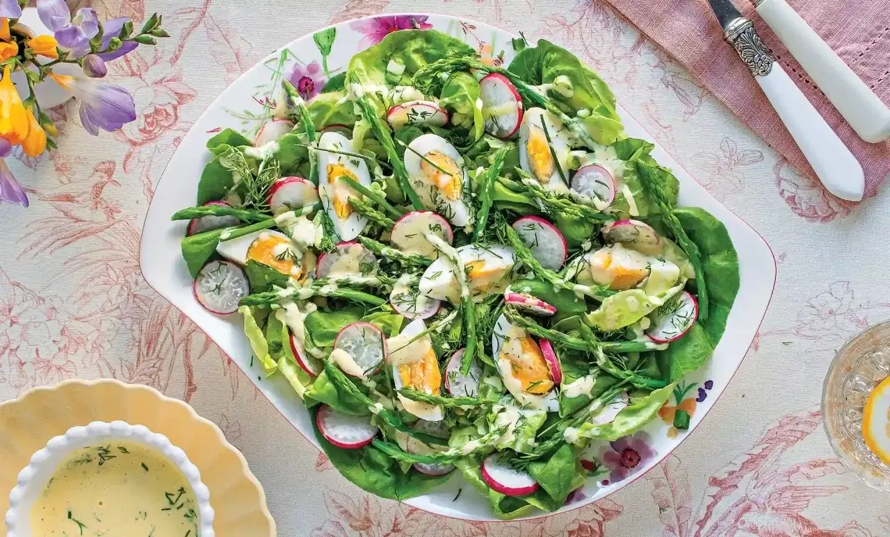 En fräsch sparris sallad med ägg och rädisor, perfekt som ett lätt sparris recept.