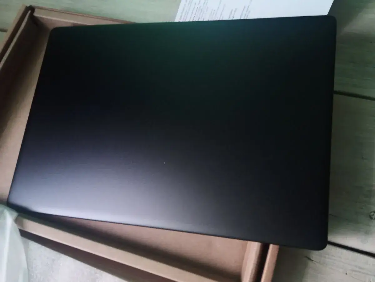 Nowy, czarny linux tablet w pudełku. Gotowy do pracy i zabawy.