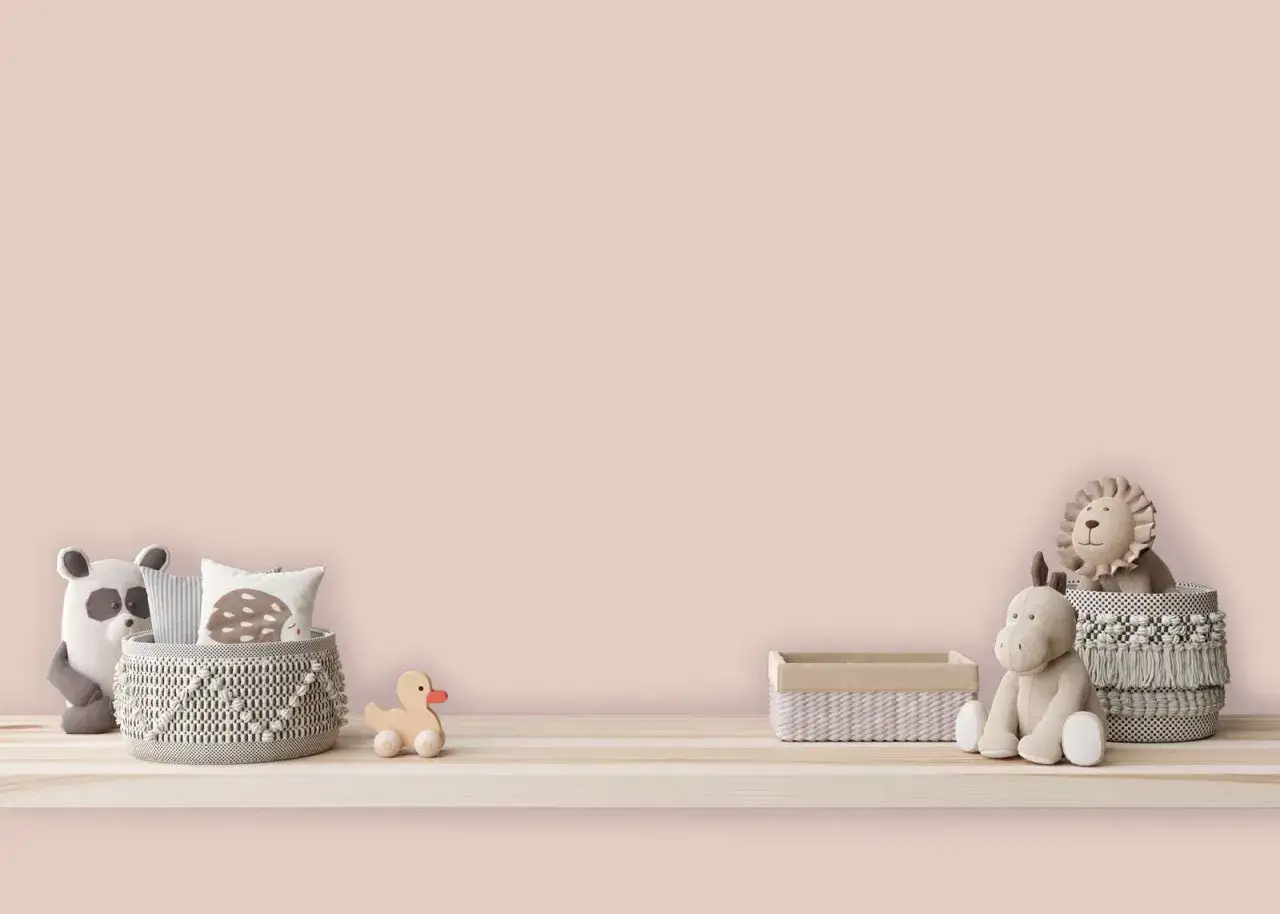 Spielzeugtiere und K&ouml;rbe auf einem Regal vor einer kinderzimmer rosa wand.