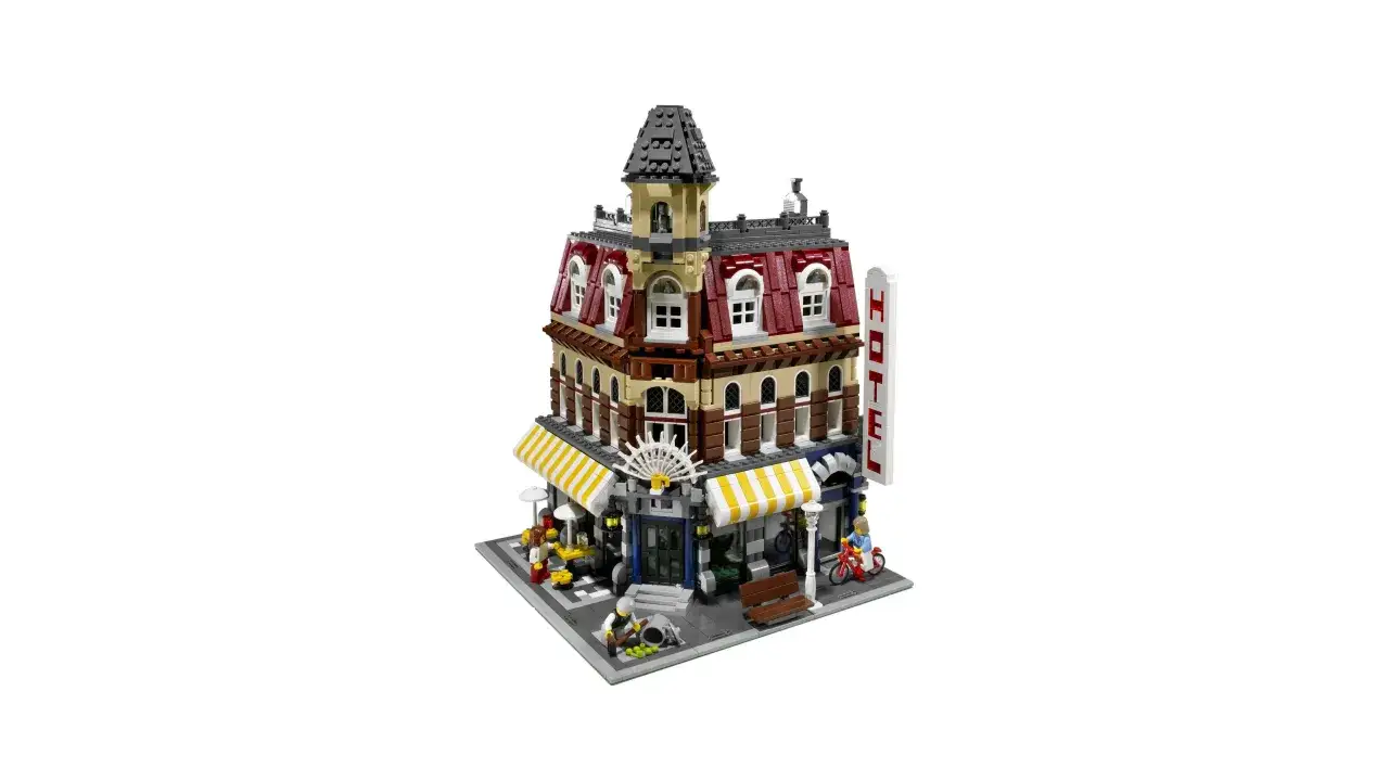 Ein detailreiches LEGO-Hotel, eines der teuersten LEGO Sets, mit gelben Markisen, einem Fahrradfahrer und einer Bank.