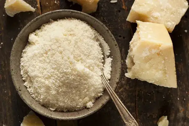 Ścieranie parmezanu na tarce do sałatki