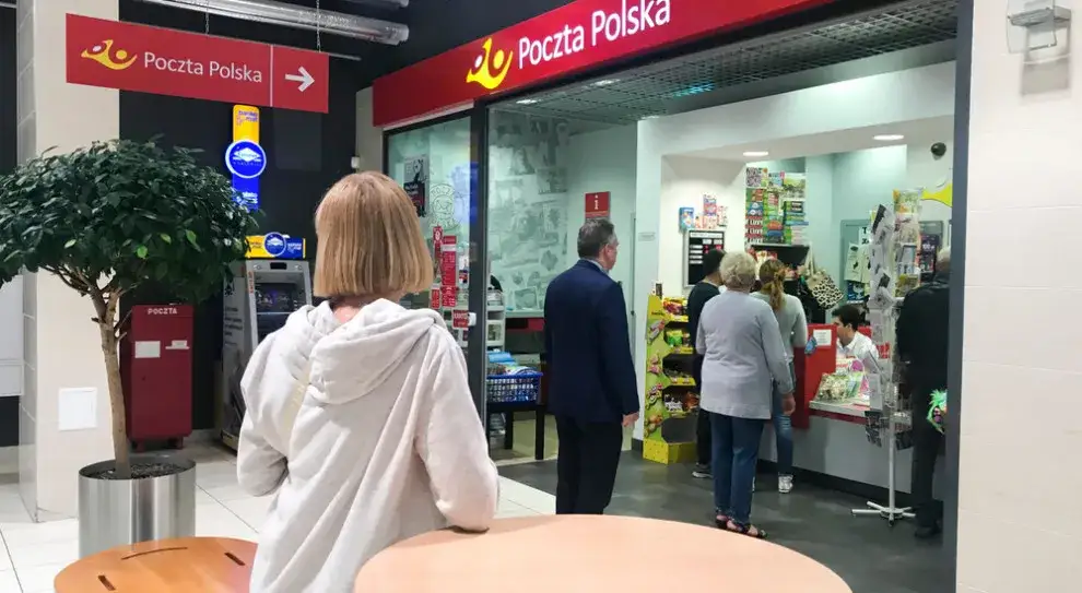 Poczta Polska pracownicy na r&oacute;żnych stanowiskach