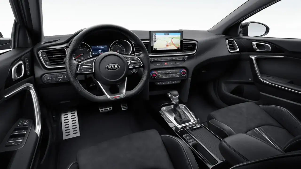Interior del Kia Ceed listo para una prueba de conducción. Volante deportivo, pantalla táctil y asientos de cuero negro.