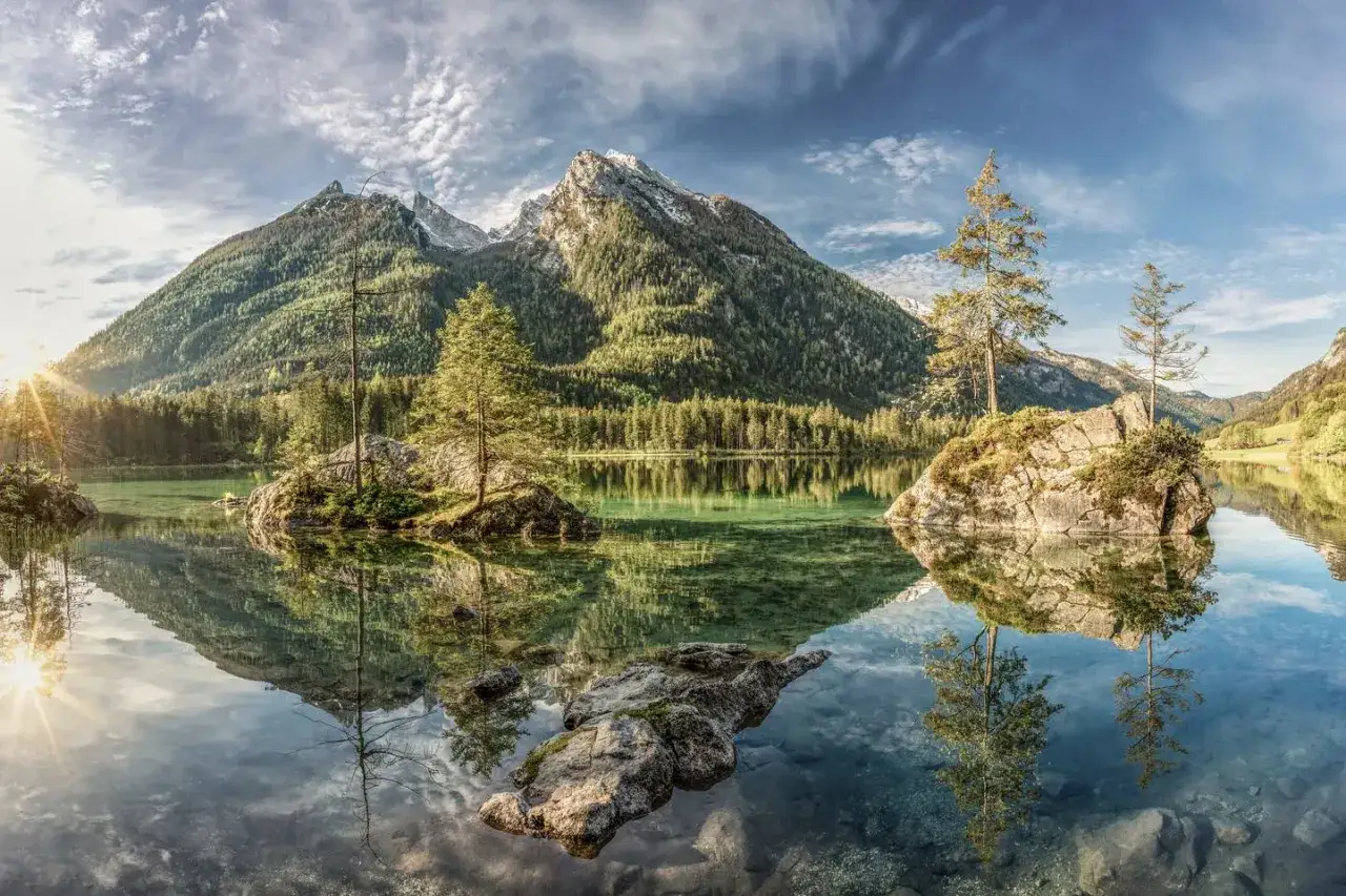 Spiegelglatter Hintersee bei Berchtesgaden, ein malerischer Ort mit Inseln und Bergen. Ein echter Geheimtipp f&uuml;r Naturliebhaber.