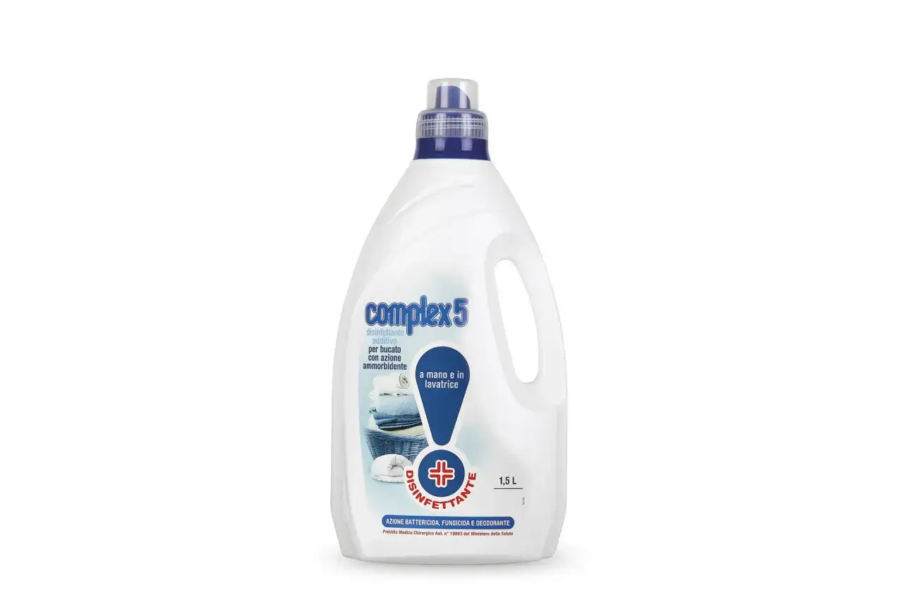 Flacone di Complex 5, disinfettante additivo per bucato con azione ammorbidente. Cos'è l'additivo igienizzante? È un prodotto che igienizza e profuma il bucato.