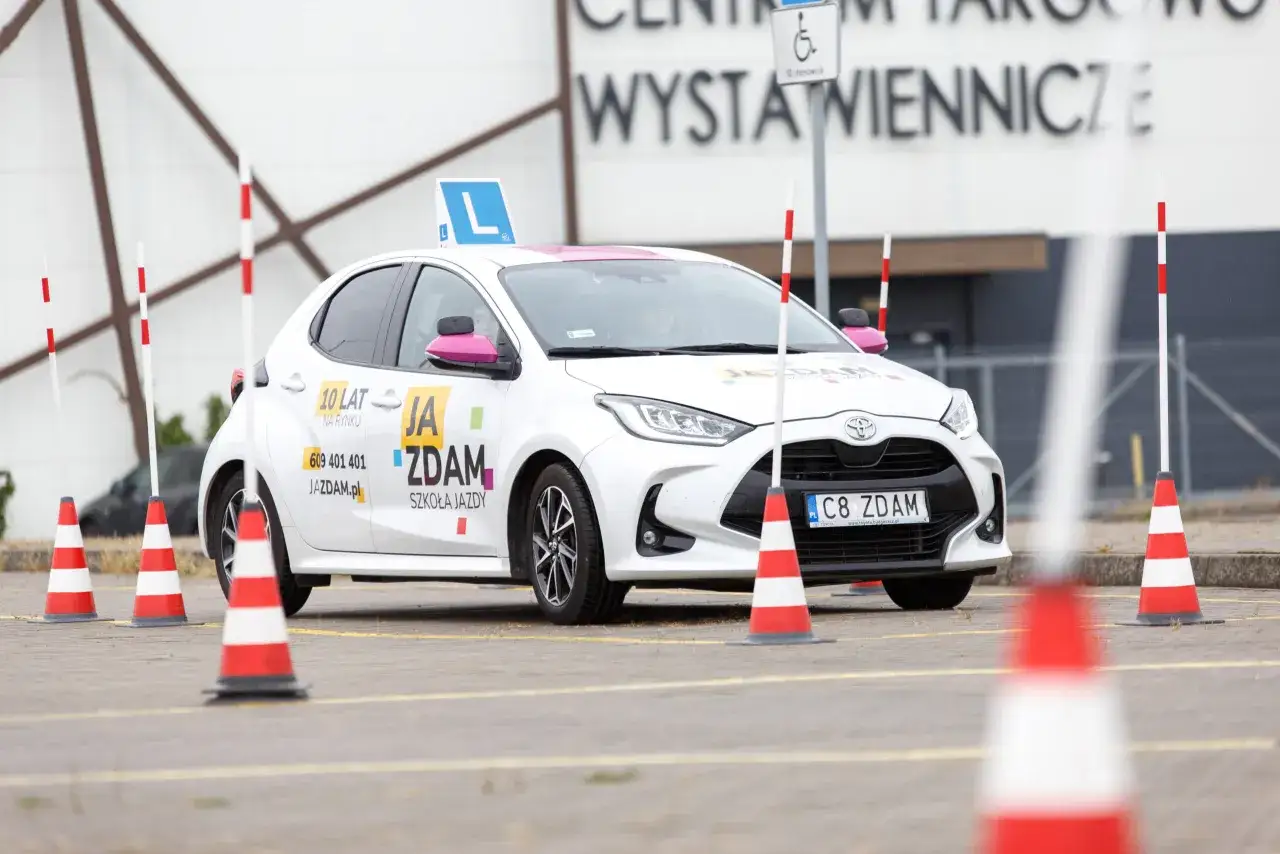 Biały samochód szkoleniowy z literą 