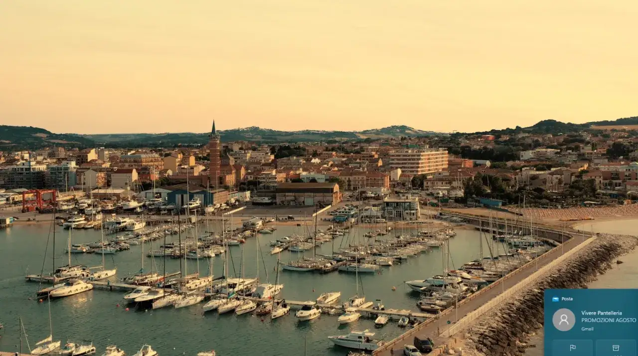 Panoramica del porto turistico di Civitanova Marche, con tante barche ormeggiate e la citt&agrave; sullo sfondo. Un luogo incantevole da scoprire, ecco cosa vedere a Civitanova Marche.