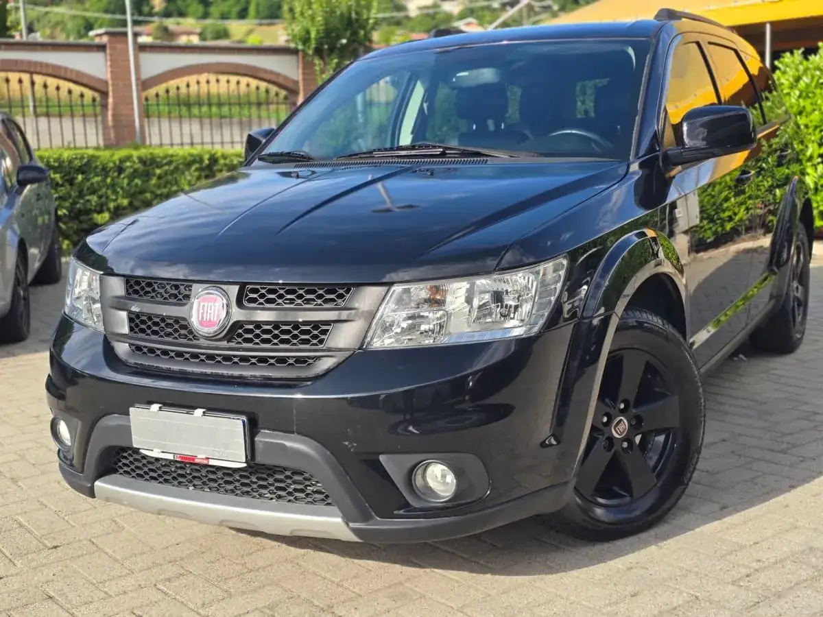 Fiat Freemont nero lucido, con cerchi in lega neri. Un'auto spaziosa, ma alcuni proprietari segnalano **fiat freemont difetti** comuni.