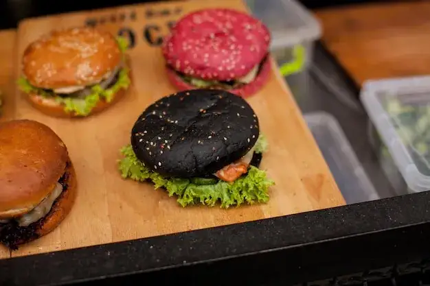 Różne rodzaje bułek do burgera na drewnianej desce
