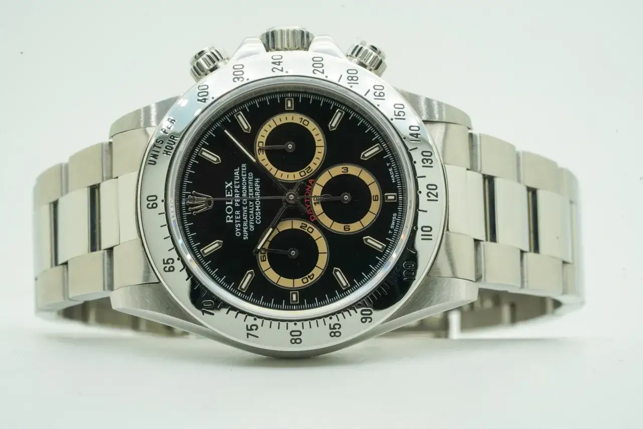 Orologio Rolex Daytona in acciaio con quadrante nero e contatori dorati. Un classico intramontabile, un vero pezzo da collezione.