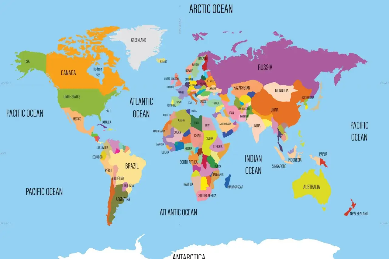 Kolorowa mapa świata z zaznaczonymi krajami i oceanami. Widoczne są oceany świata: Spokojny, Atlantycki, Indyjski i Arktyczny.