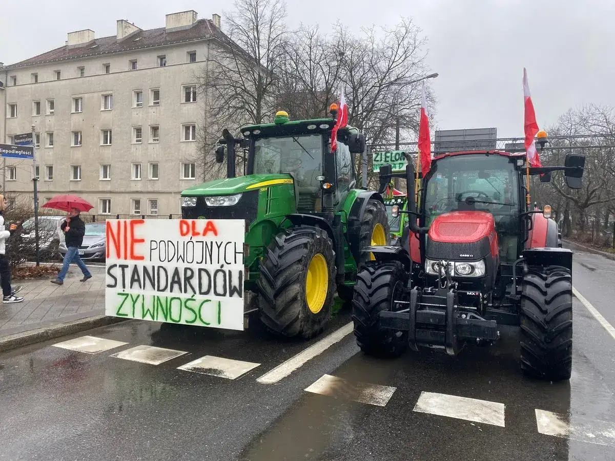 Rolnicy protestują przeciwko podwójnym standardom żywności. Zielony Ład budzi ich obawy.