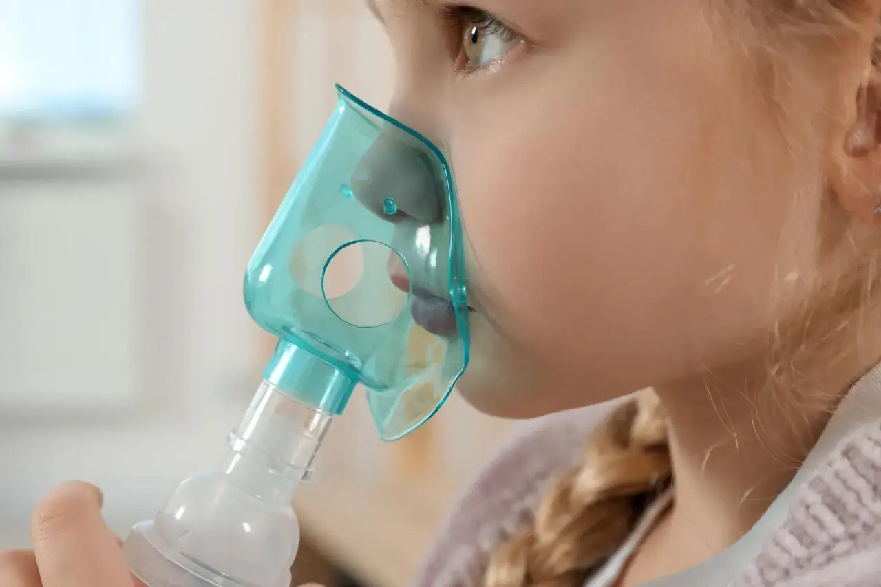 rodzina robiąca inhalacje w domu