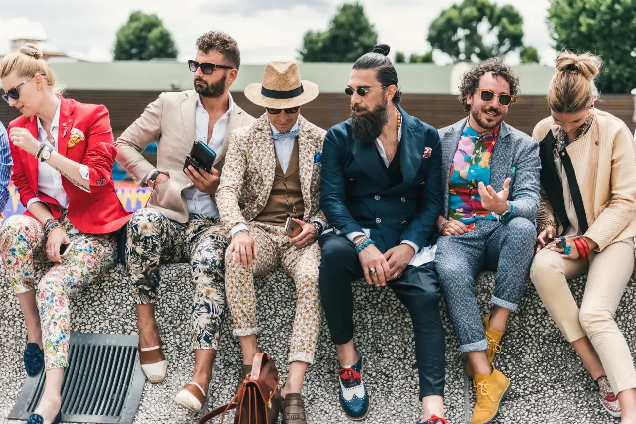 Uomini e donne con abiti colorati e fantasiosi, un vero esempio di stile dandy significato.