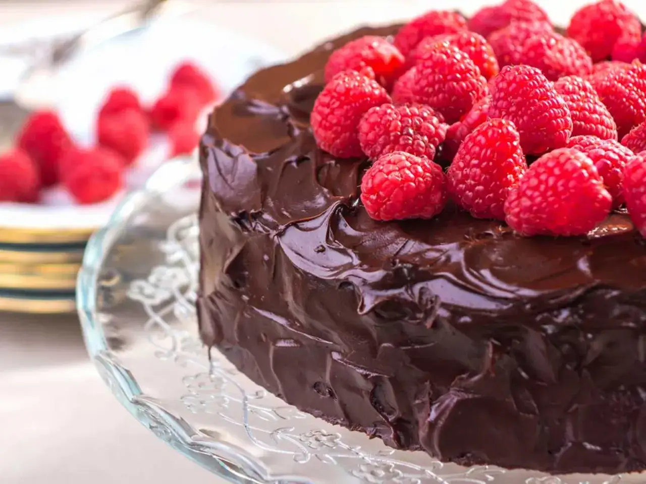 Himbeertorte mit schokoboden, &uuml;ppig mit frischen Himbeeren und dunkler Schokolade dekoriert. Ein Genuss f&uuml;r Augen und Gaumen!