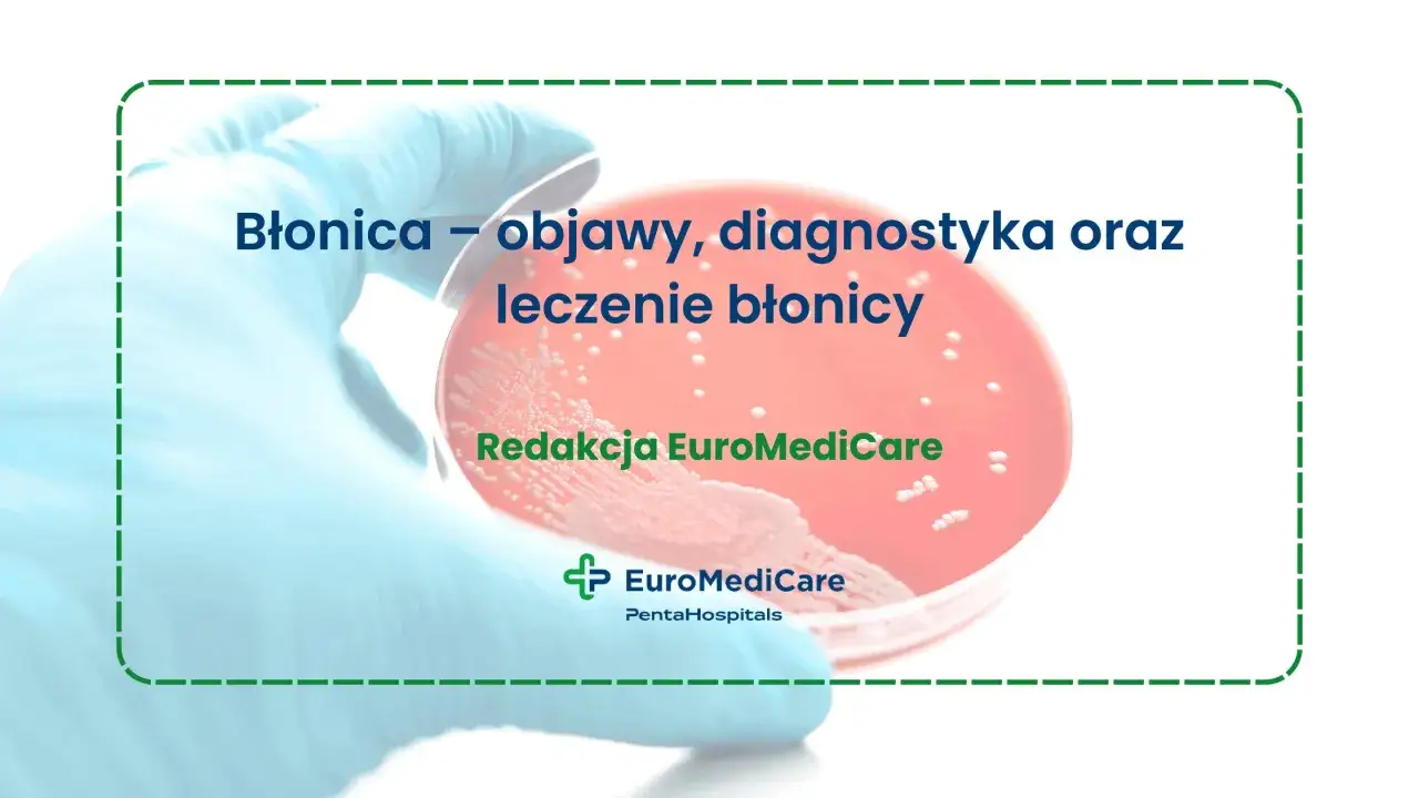 Błonica: objawy, diagnostyka i leczenie. Ręka w rękawiczce trzyma szalkę Petriego z kulturą bakteryjną.