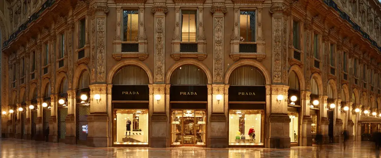 Lussuosa Galleria Vittorio Emanuele II a Milano, con le vetrine illuminate di Prada, un simbolo dell'eleganza italiana.