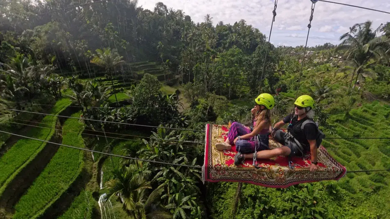 Para deszczowa na Bali. Para na latającym dywanie podziwia tarasowe pola ryżowe i bujną zieleń.