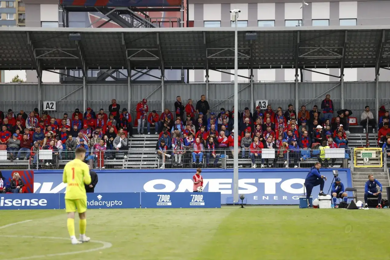 Widownia na stadionie, kibice Rakowa w szalikach dopingują drużynę w meczu Ligi Europy.