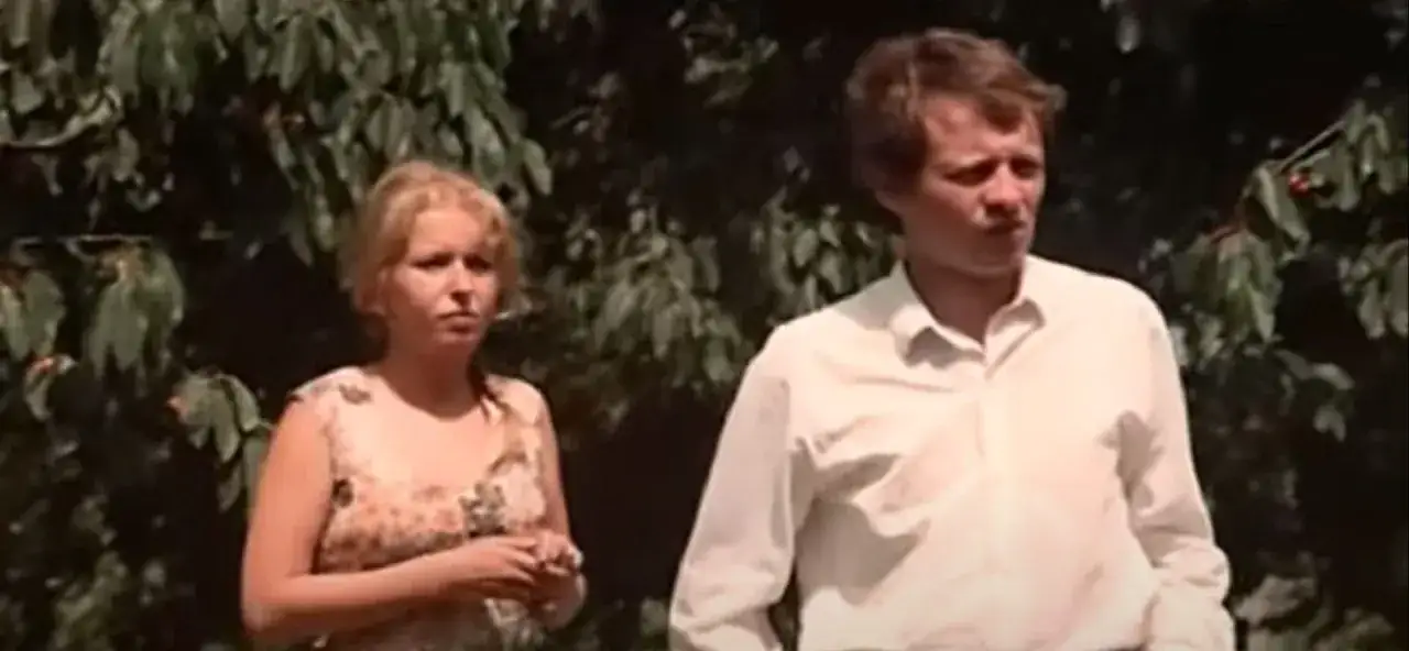 Para, która żyje daleko od szosy, w otoczeniu zieleni.