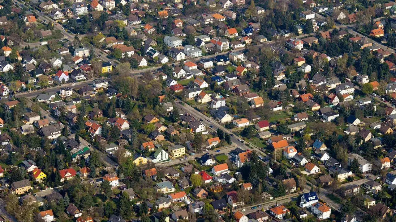 Viele H&auml;user dicht an dicht, Stra&szlig;en und B&auml;ume. Ein typisches Bild, was ein Ballungsraum ausmacht: viele Menschen auf engem Raum.