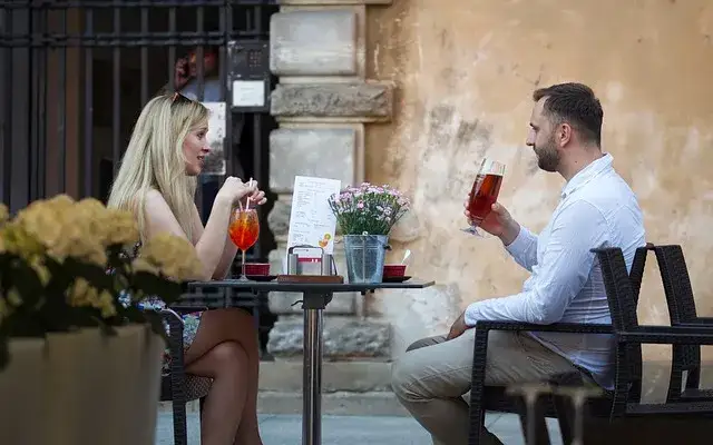 Zdjęcie Jak dojrzały mężczyzna okazuje zainteresowanie kobietą w subtelny sposób