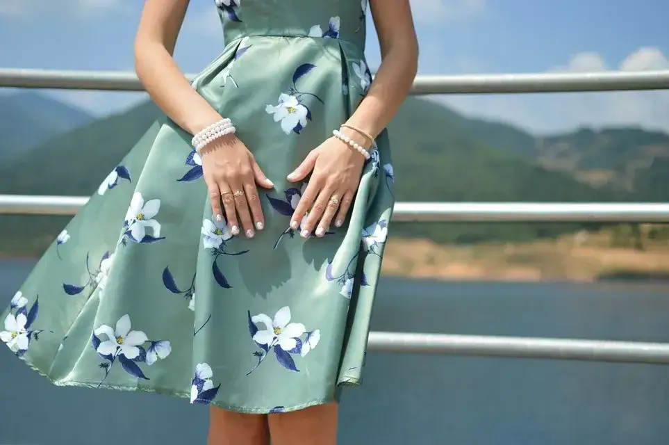 Zdjęcie Jakie dodatki wybrać do sukienki w kwiaty na wesele, aby olśnić?