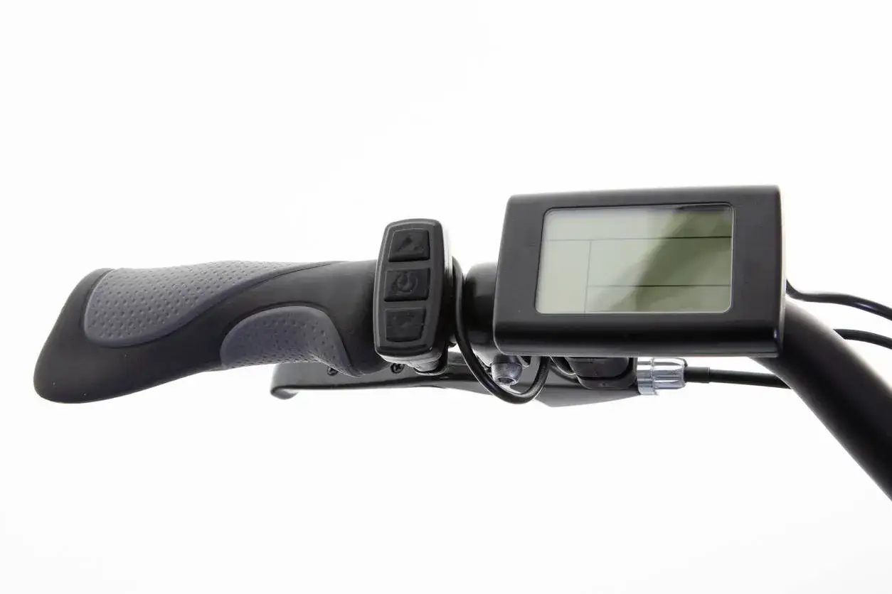 Stuur van een elektrische fiets met display en bedieningsknoppen. Hier zie je hoe je het Cortina display resetten kunt.