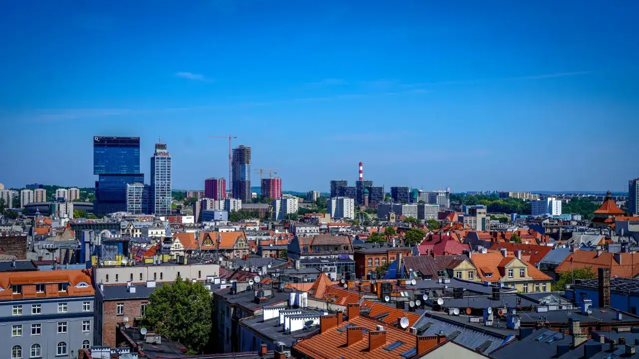 Widok na nowoczesne wieżowce i zabytkowe kamienice w Katowicach. Warto zobaczyć to miasto, które łączy historię z przyszłością.