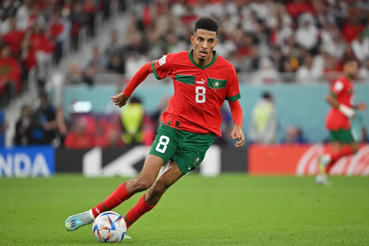 Azzedine Ounahi dribbelt mit dem Ball am Fuß über das Spielfeld. Er trägt das rote Trikot mit der Nummer 8.