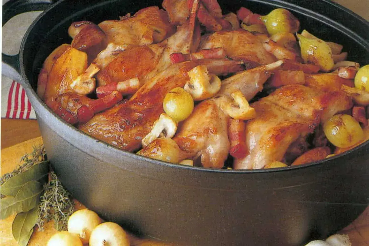 Délicieuse recette de cuisses de lapin en cocotte, mijotées avec des lardons, des champignons et des oignons. Un plat réconfortant.