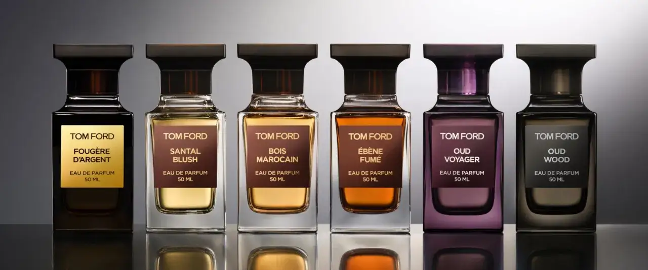 Sześć flakonów perfum Tom Ford, w tym Oud Wood, tworzą elegancką kompozycję zapachów.