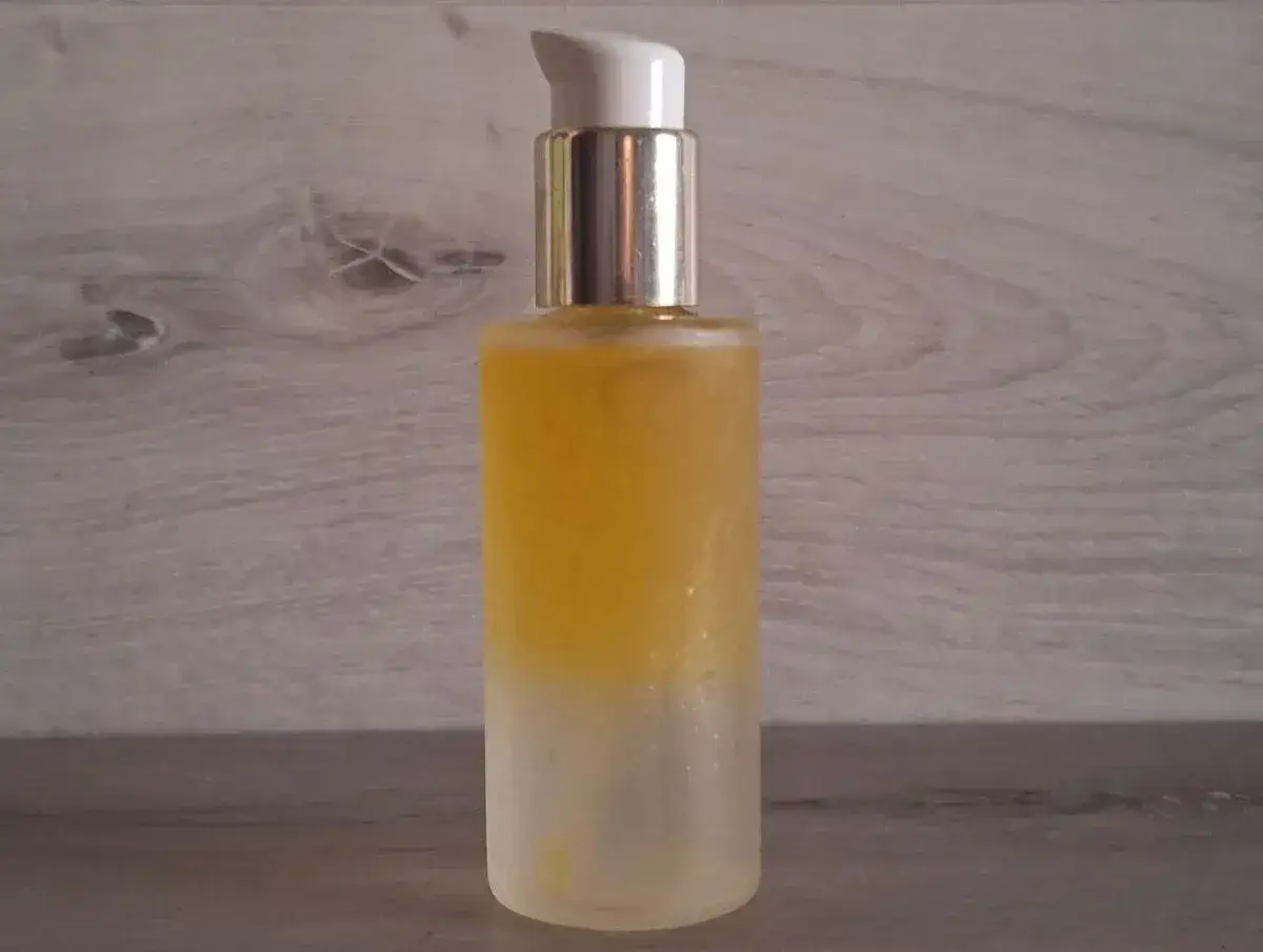 Flasche mit selbstgemachter Lotion, gelb-weiß schimmernd, mit Pumpspender. Perfekt, um Lotion selber machen zu lernen.