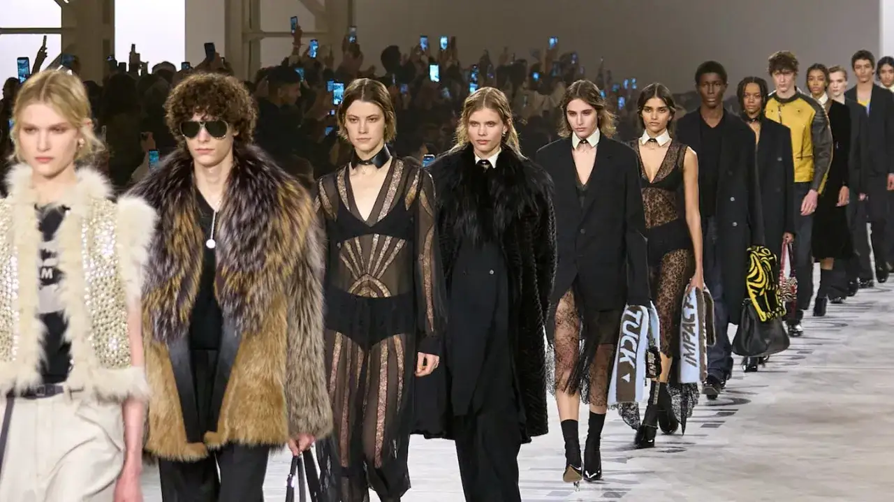 Modelos desfilan con dise&ntilde;os de Maria Grazia Chiuri, luciendo abrigos de piel, encajes y accesorios llamativos.
