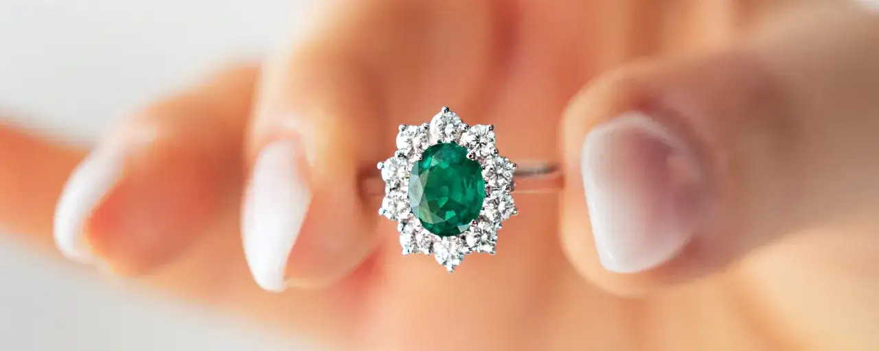 Anello con smeraldo centrale e diamanti, un esempio di pietre preziose nomi in italiano.